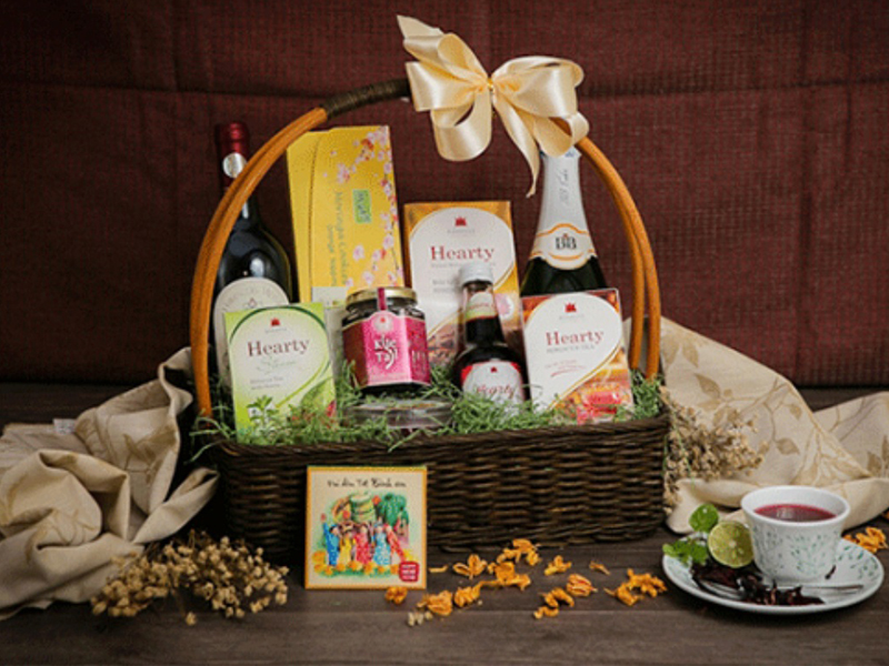 Giỏ đầy bánh kẹo hay hoa quả chính là lựa chọn phù hợp và nhanh chóng nhất dùng làm quà tặng ngày Tết