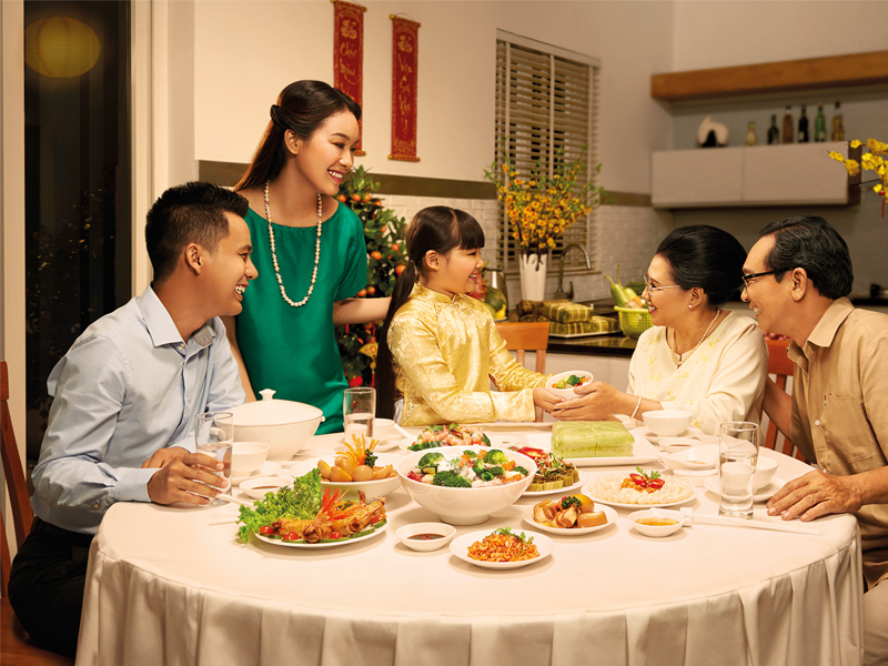 Ngày Tết Nguyên Đán, các thành viên trong gia đình quây quần, đoàn tụ sau một năm làm việc vất vả