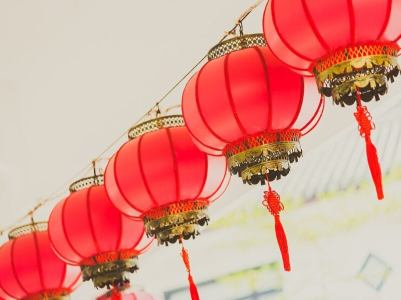 Trang trí Tết văn phòng với treo đèn lồng