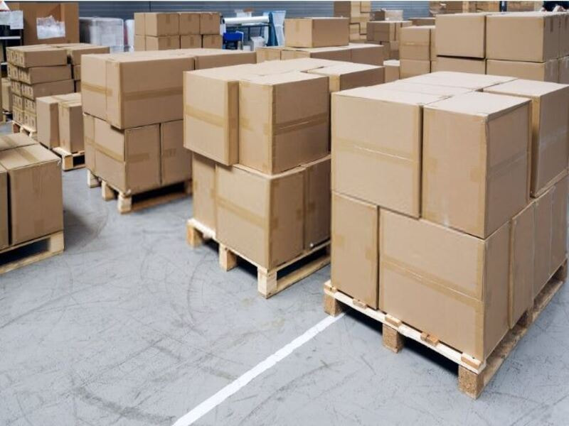 Bước 7: Cột, chất pallet để chuẩn bị cho quá trình xuất hàng hoặc lưu kho