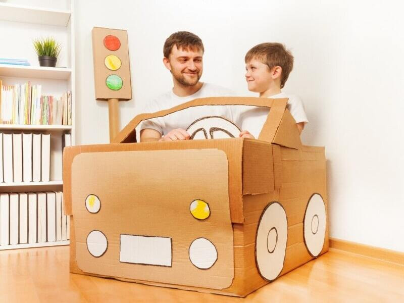Cách làm ô tô từ thùng carton cho trẻ
