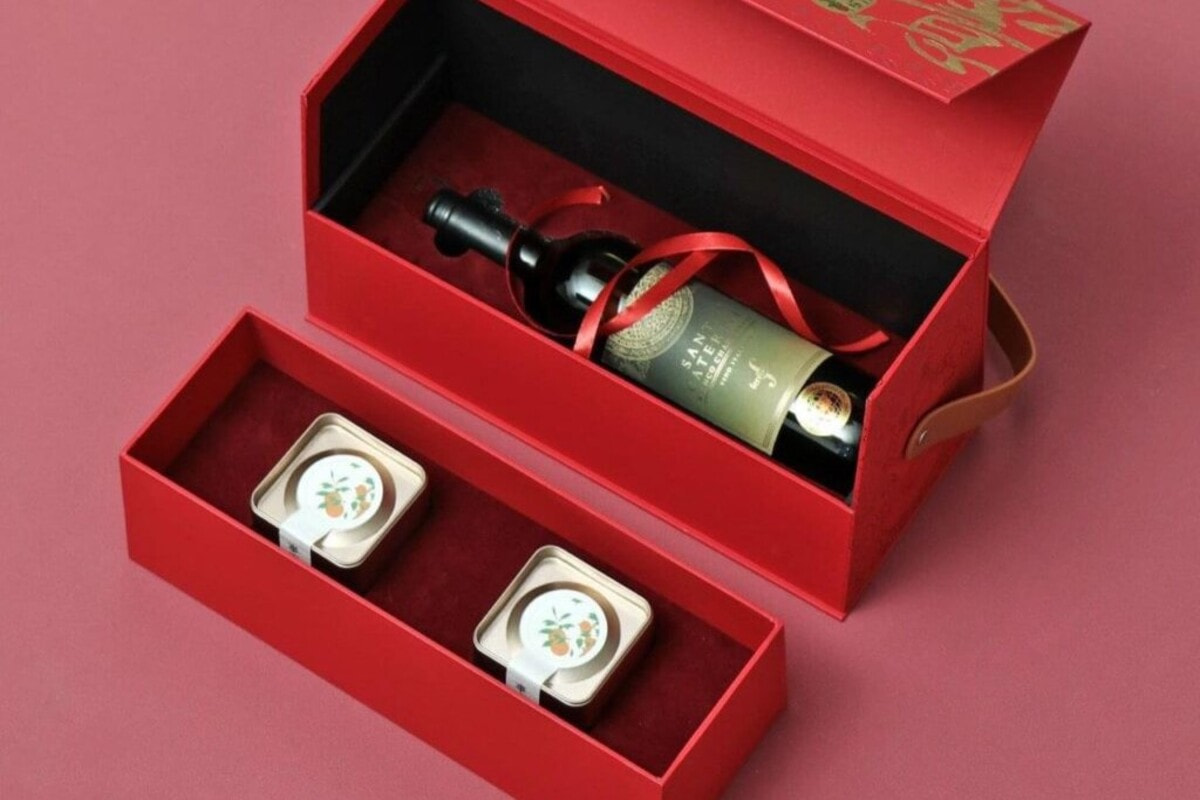 Thiết kế bao bì quà tết cho những bình rượu Tết sang trọng