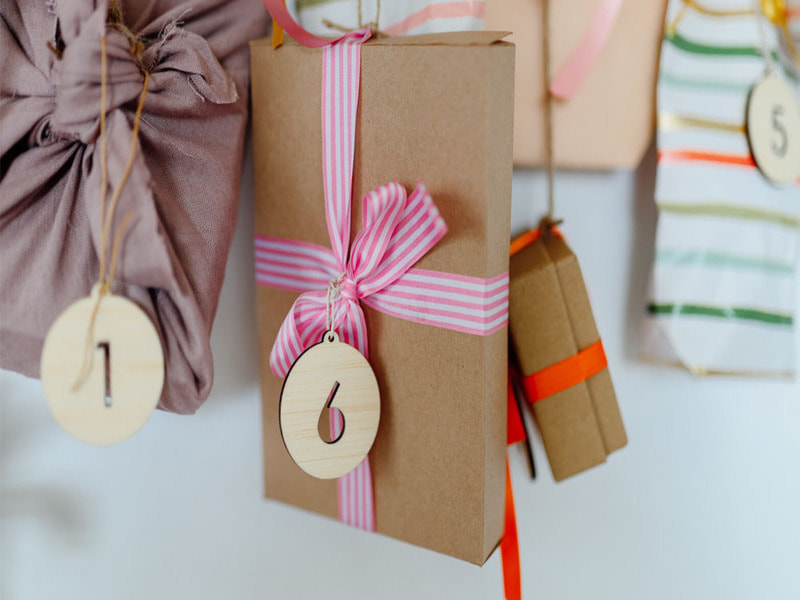 Hướng dẫn cách làm hộp quà Noel bằng giấy tại nhà đơn giản 16 Cách 2: Trang trí hộp quà Noel có sẵn (Hộp carton, hộp quà)
