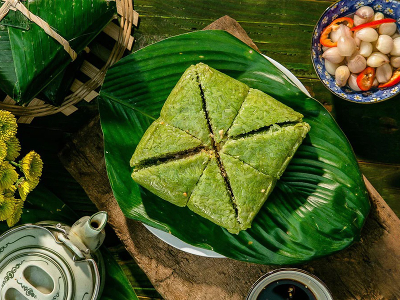 Top 12 các món ăn ngày Tết truyền thống nên chuẩn bị Tết này 11 Bánh chưng và bánh tét là món ăn ngày Tết không thể thiếu