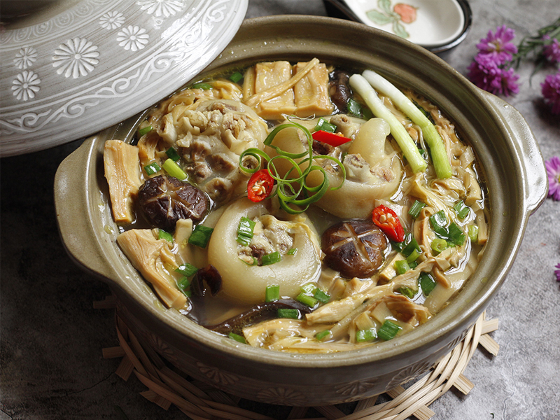 Top 12 các món ăn ngày Tết truyền thống nên chuẩn bị Tết này 12 Canh măng chân giò là món ăn bổ dưỡng trong mâm cỗ ngày Tết
