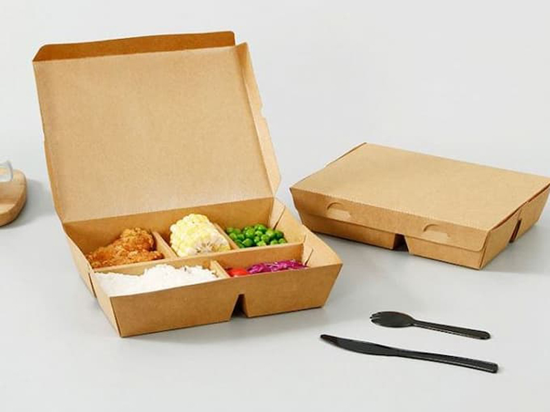 Việc sản xuất và in ấn các hộp giấy để đựng cơm là giải pháp thay thế cho các loại hộp xốp và hộp nhựa